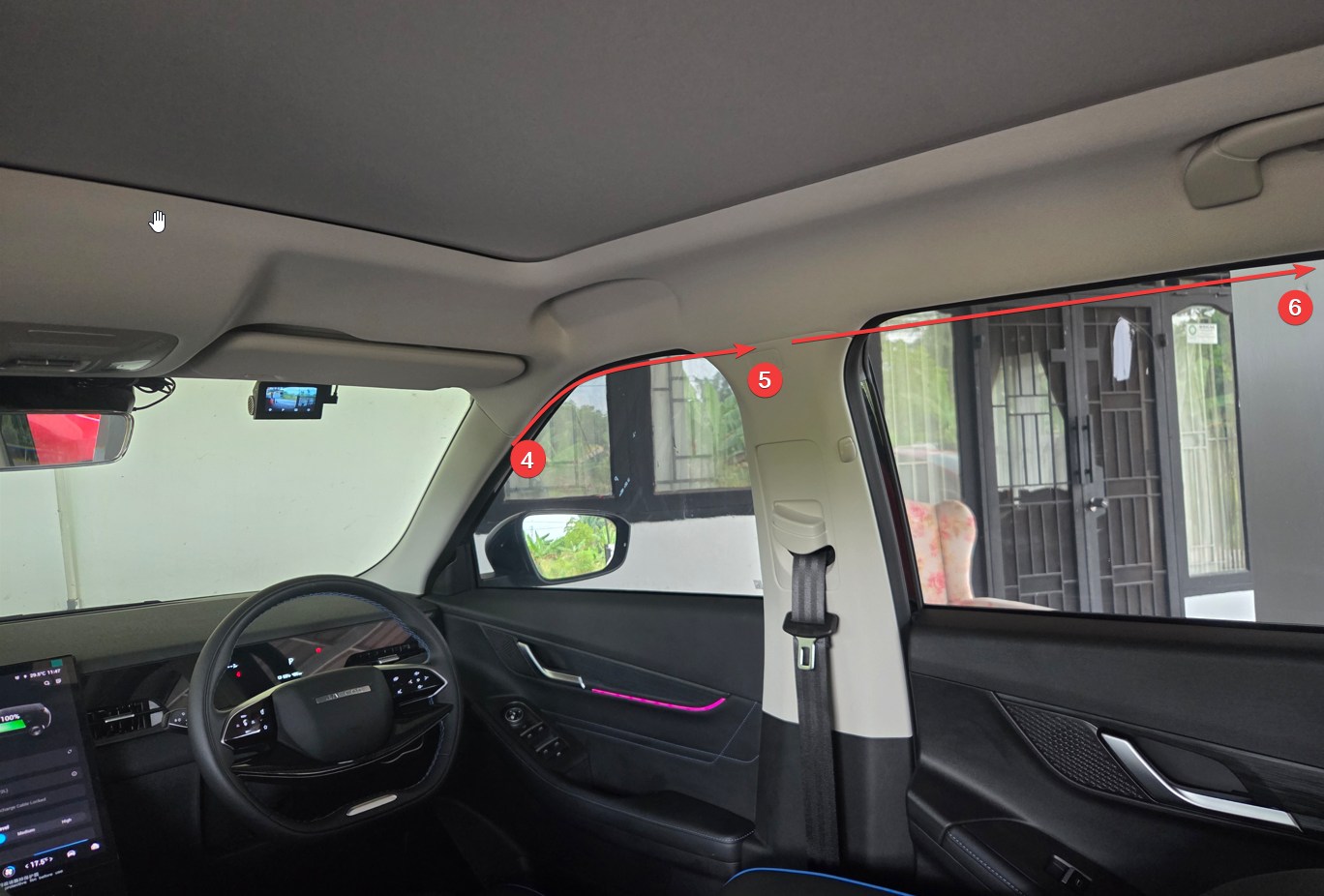 Rute kabel dashcam sepanjang sisi kanan kabin Jaecoo J5